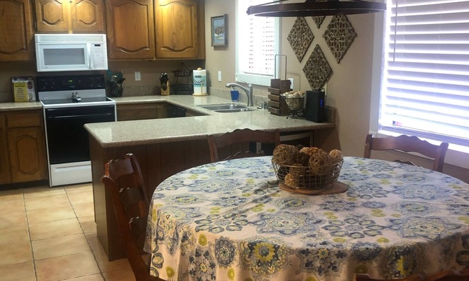 Paradise Valley Village Condo | 1-bedroom shopping -walking paths- 5 pools-spas, golf course ,extended stay ok