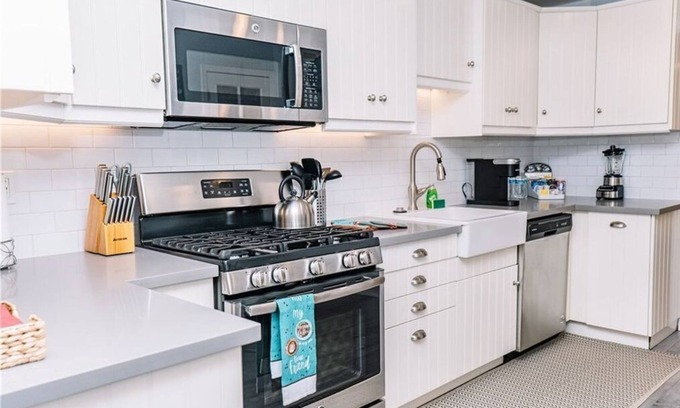 Grandview Apartment | 1 Bedroom Single_family L-593838 by Houzlet