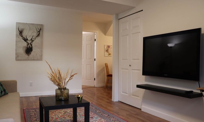 North Vancouver House | 1 bedroom suite in North Vancouver