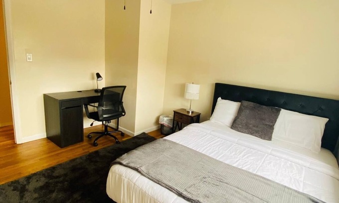 Laurel House | 1 Bedroom Terrace view Quiet Neighborhood shared bathroom living room,kitchen #3