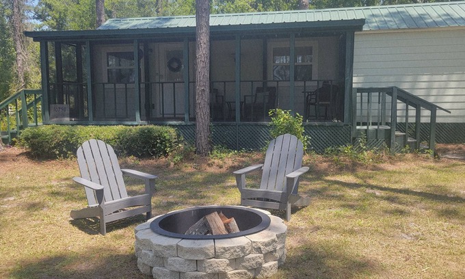 Jasper Cottage | 1 bedroom tiny house 8 minutes from Spirit of the Suwannee Music Park.