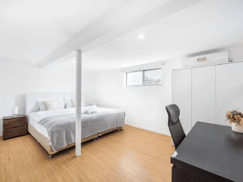 Macgregor House | 1 Bedroom Unit near Highway Transports n Shops