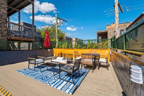 Lakeview Apartment | 1 Bedroom with Rooftop and Wrigley Views