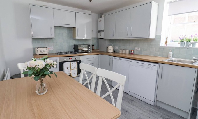 Howden Cottage | 1 BISHOPGATE COURT, family friendly in Howden