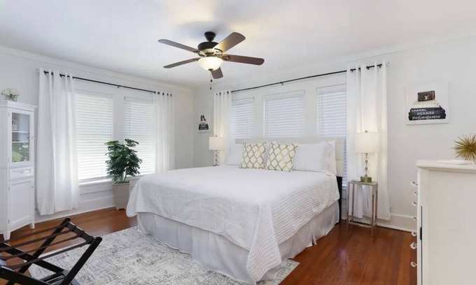 Midtown House | 1 BR/1BA Downtown, Riverwalk, Golf, Zoo & Pearl