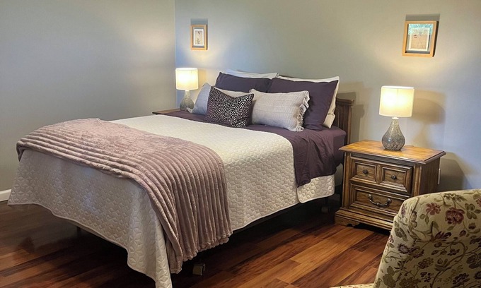 Notch Estates Condo | 1 BR Condo Next to Pool with a View, 1 Mile to SDC. 3 Miles to Branson’s Strip.