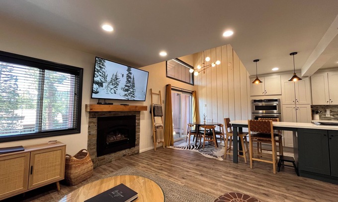 Mammoth Lakes Condo | 1 BR + Loft Cozy Mtn Condo with Pool and Jacuzzis