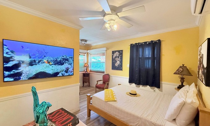 Hollywood Apartment | 1 BR Suite Steps from the Sand, Prime Location with Beach chair/bikes/Hot tub