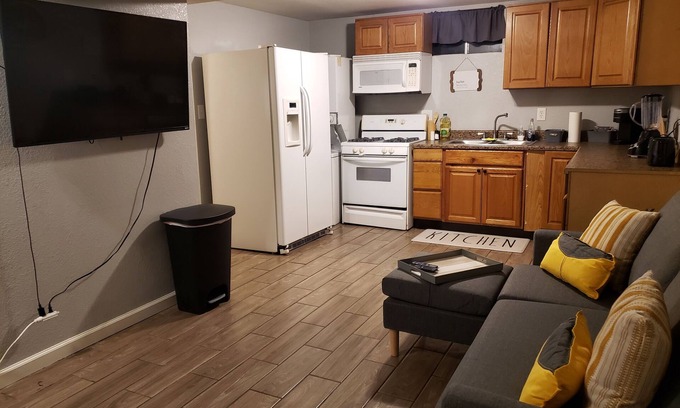 Lakewood House | 1 BRM Basement Apartment/420 friendly outside