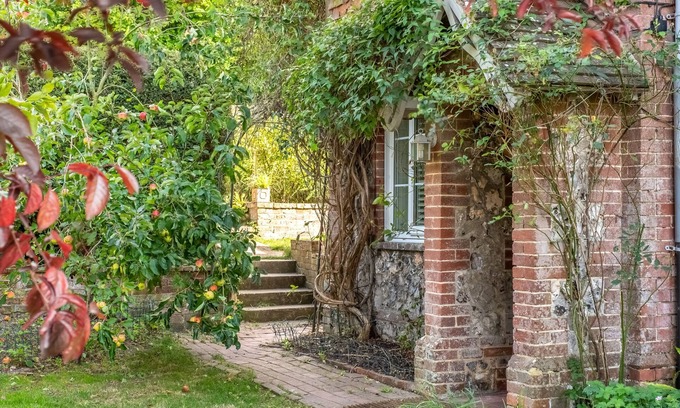 Plumpton Green Apartment | 1 Church Cottages is a beautifully finished semi-detached Victorian cottage