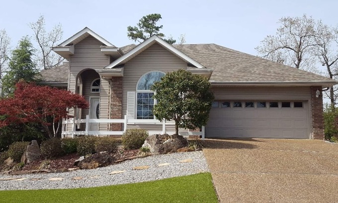 Hot Springs Village House | 1 Conquista Lane - HDTV, WIFI. A lovely home on the 9th Fairway of Isabella Golf
