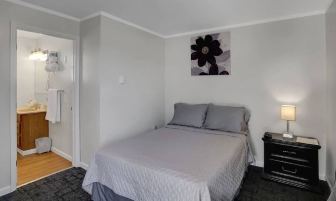 Loyalton House | 1 Dbl Bed at Halifax Inn - Pet Friendly
