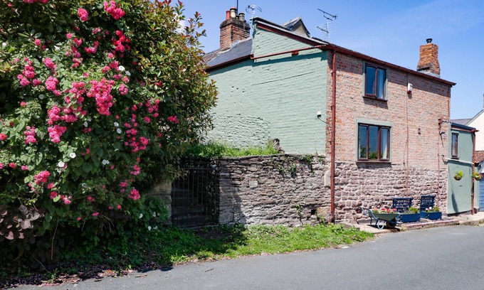 Newnham Cottage | 1 FERRYSIDE COTTAGES, pet friendly in Newnham-On-Severn