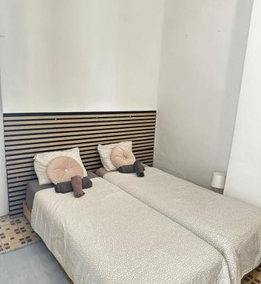 En Corts House | 1- Habitación interior con aire acondicionado y con baño independiente