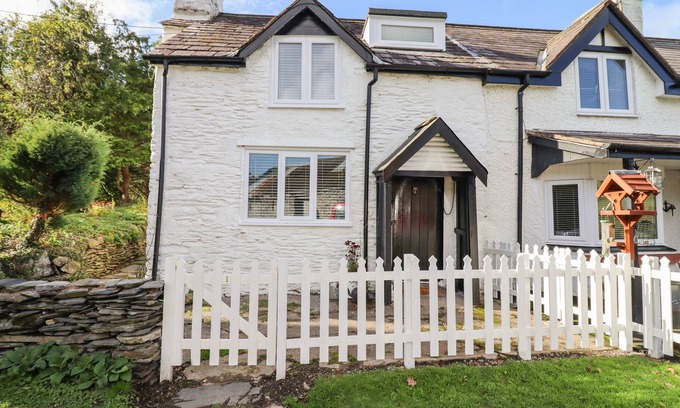 Corwen Cottage | 1 HENDOM, character holiday cottage, with open fire in Llangollen