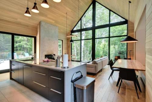 Lac Superieur Village House | 1 Impasse du Cardinal - Lac Superior Chalet w Spa Sauna & Games Room