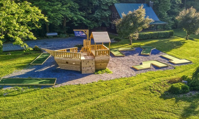 Cosby Cabin | #1 KID'S CABIN! JUST RENOVATED| CREEK| MINI GOLF⛳️PIRATE PLAY SHIP🏴‍☠️ HOT TUB