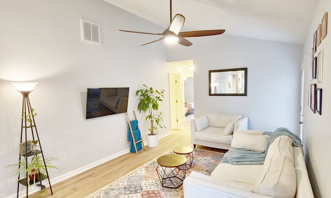 Owensboro House | 1 King Bed + 1 Queen Bed + 2 Full Bathrooms Kitchen + Laundry Room + Patio