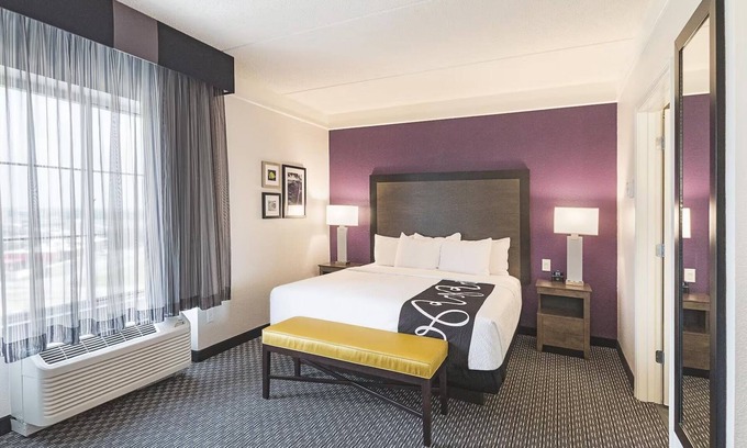 Arlington Hotel | 1 King Bed, Deluxe Family Suite, La Quinta Inn, Pool, Near Six Flags