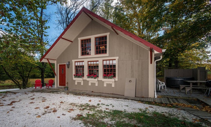 Nashville Cottage | 1 King Bed Loft + Bd , 1BA