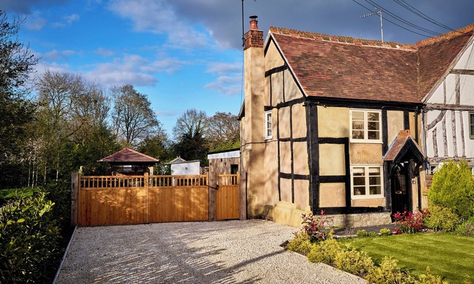 Wixford Cottage | 1 KINGSWOOD COTTAGE, pet friendly, with hot tub in Lapworth