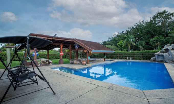 Barrio Pilo Apartment | 1 km del parque de Fortuna, Piscina, Vista al Volcán, Zonas Verdes, Tours