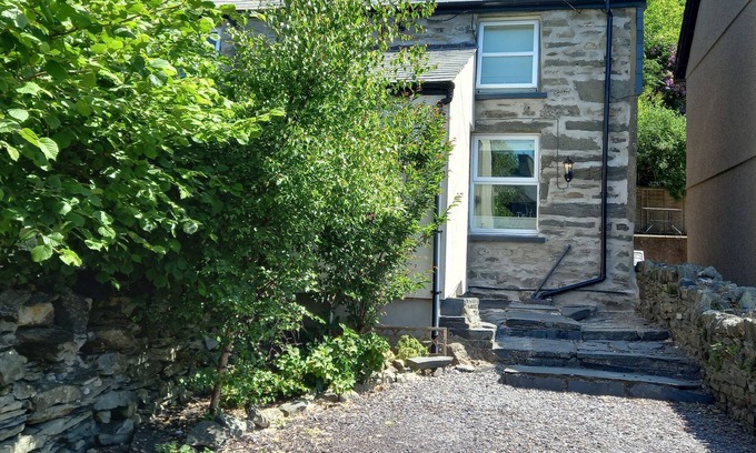 Manod Cottage | 1 LLWYN HIR, with open fire in Blaenau Ffestiniog