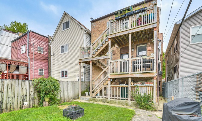 Chicago Apartment | 1 Mi to Blue Line: Pet-Friendly Unit in Chicago!