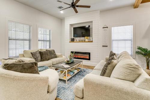 Brenham House | 1 Mi to Dtwn Brenham! The Bell and Bloom Cottage