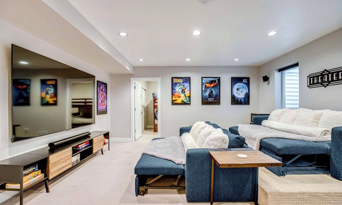 Lincoln Park House | 1 Mi to Dtwn Denver: Sleek Duplex w/Rooftop Deck!