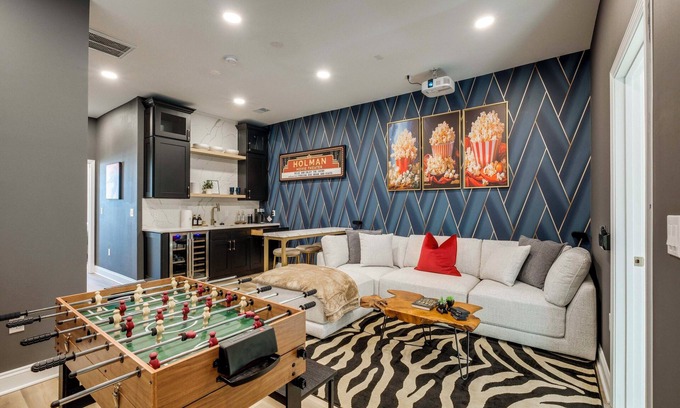 Church Hill House | 1 Mi to Dtwn: Hot Tub Haven in Richmond!