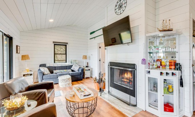 Dellroy House | 1 Mi to Marina Cabin with Views Near Atwood Lake!