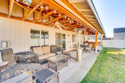 Moses Lake House | 1 Mi to Moses Lake Home with Private Yard and Hot Tub