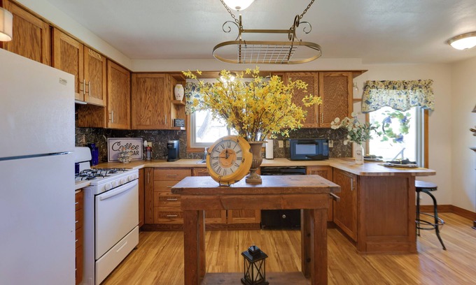 Great Bend House | 1 Mi to Town: Home w/Yard in Great Bend!