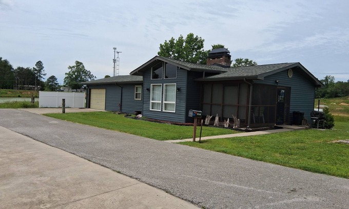 Monticello House | 1-Mile from Conley Bottom's ramp