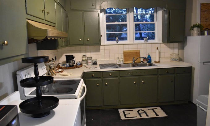 Waycross Cottage | 1 mile from Hospital and shopping