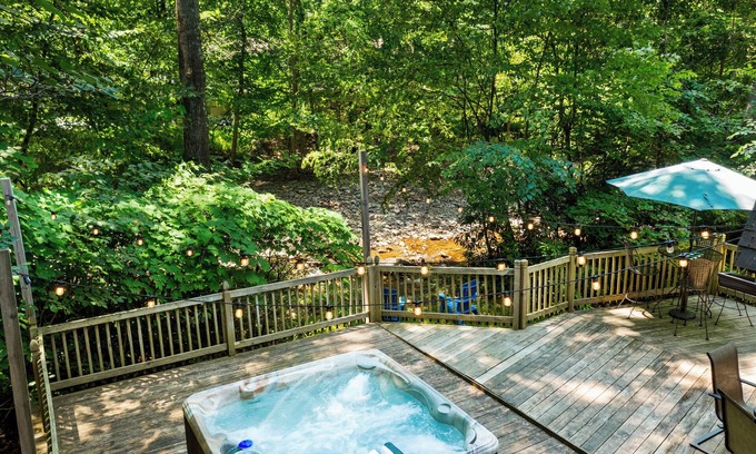 Tannersville Ski Chalet | 1 Min to Camelback! Creekside HotTub/Sauna/Firepit