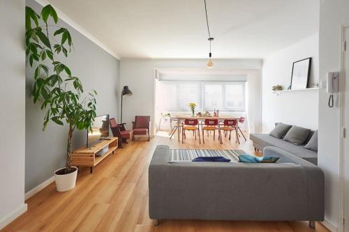 Carcavelos Apartment | 1 min to the beach - perfect for 6 guests