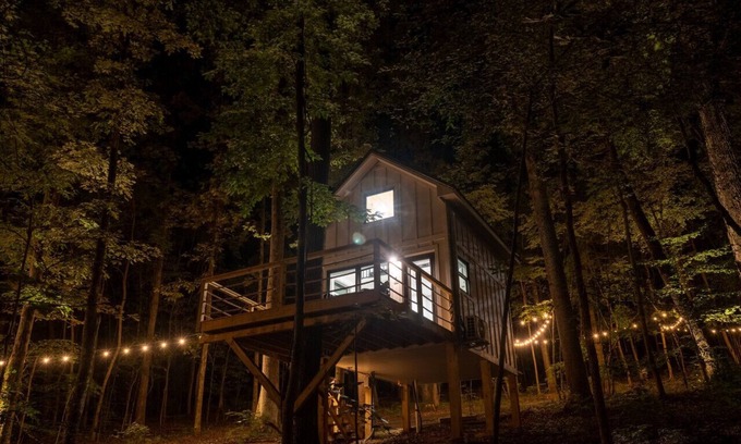 Groveoak Cabin | #1 (Oak) Luxury Treehouse near Lake Guntersville
