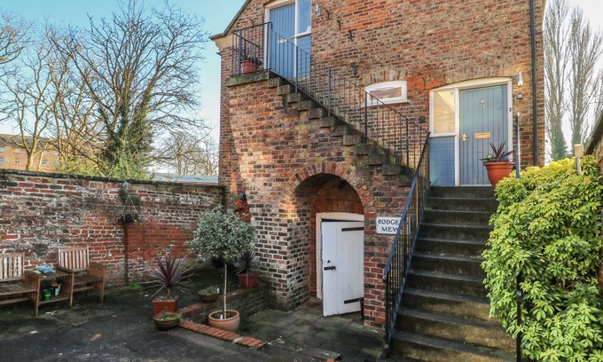 Malton House | 1 RODGERS MEWS, romantic, character holiday cottage in Malton