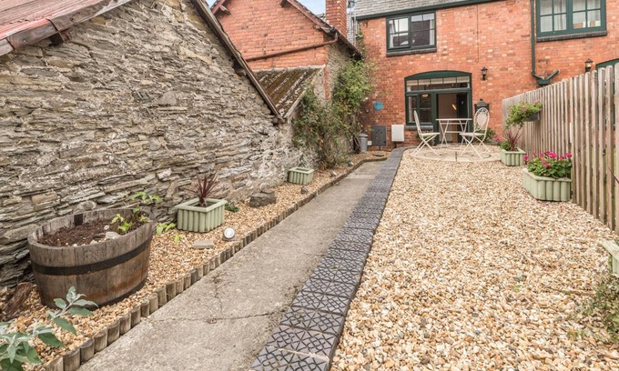 Bishops Castle Cottage | 1 STABLE COTTAGE, romantic, with a garden in Bishop's Castle
