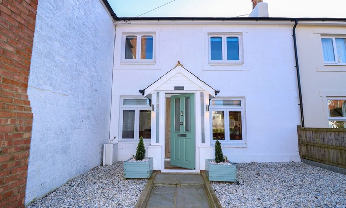 Freshwater Cottage | 1 STAR COTTAGES, pet friendly, with a garden in Freshwater