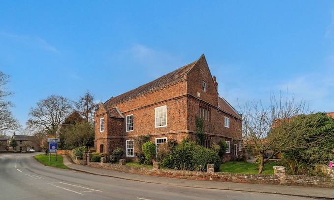 Cawood House | 1 THE GRANGE, pet friendly, with open fire in Riccall