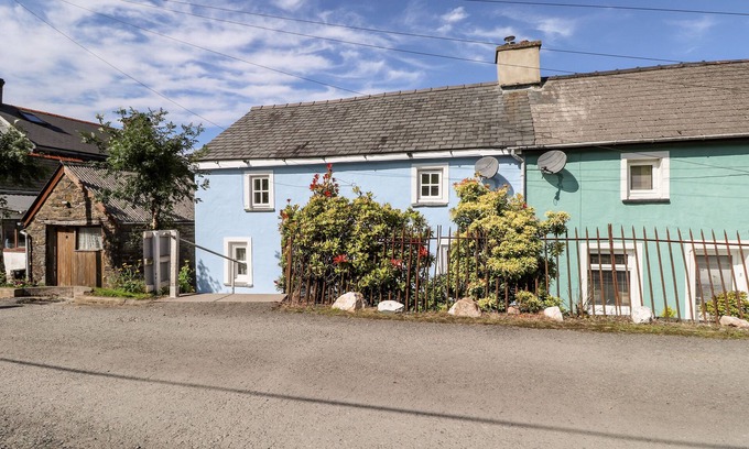 Rosebush Cottage | 1 THE TERRACE, pet friendly, with open fire in Newport, Pembrokeshire