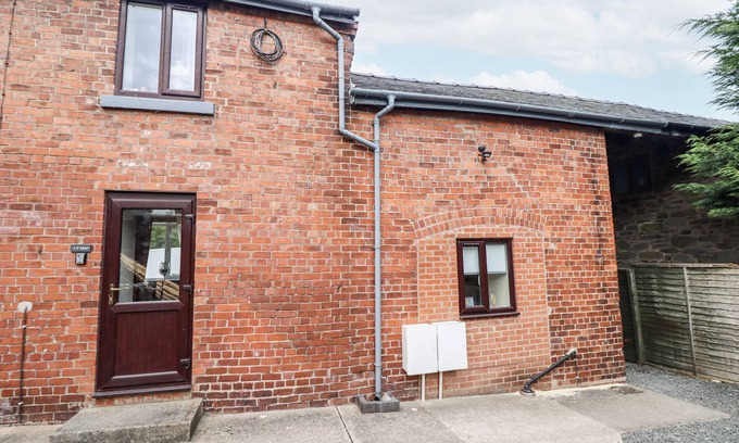 Llandinam Cottage | 1 Y LLEW, romantic, with a garden in Caersws