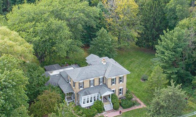 South Haven House | 10 Acre Private Estate, Covered Hot Tub, Heated Pool, Xfinity Broadband,