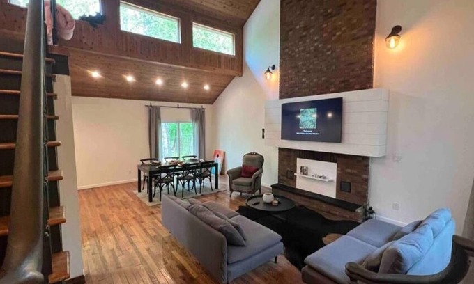 Swan Lake House | 10 Acres of Private Woodlands…where happy happens. n