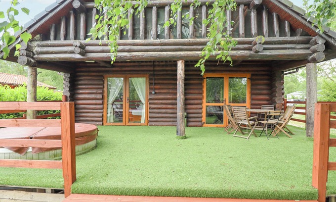Tattershall Cottage | 10 DUCK LAGOON, pet friendly, with hot tub in Tattershall