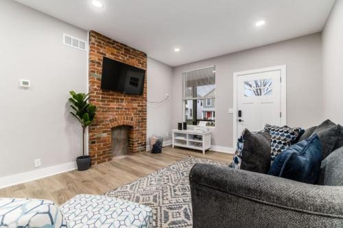 Livingston Park House | 10 Entire Home Private Parking Fenced Yard