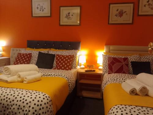 Walsall Apartment | 10 Guests - Garden - Quiet Retreat Cottage